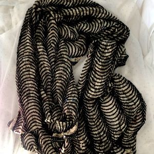 A Gorgeous,Ivory Lace & Black Sqn,W/Beautiful Detail, Scalloped Edges,Scarf/Wrap